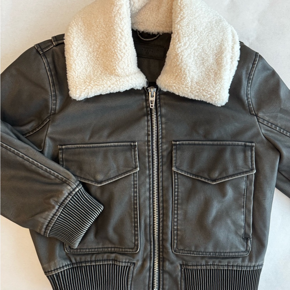 Stylish Gray Jacket with Cream Collar